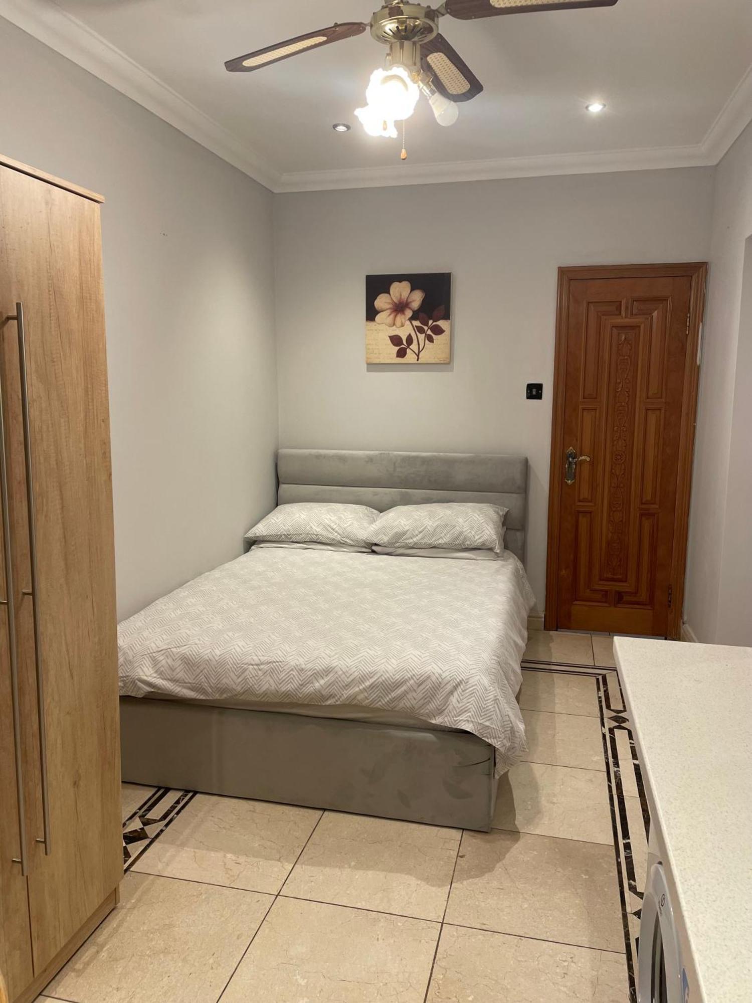 North London Studio Apartment Exterior photo