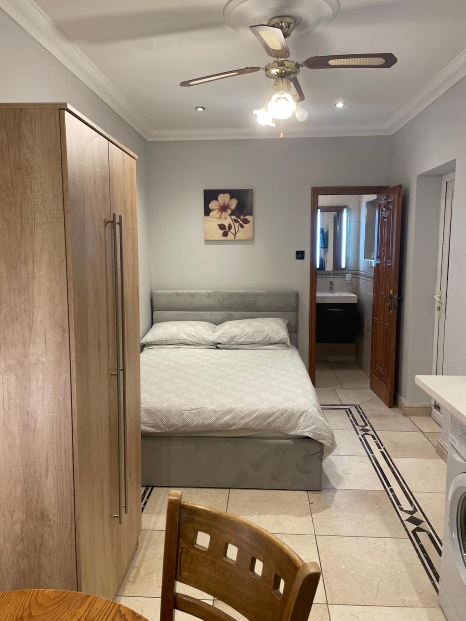 North London Studio Apartment Exterior photo